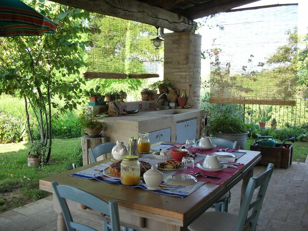 Poggio Dei Prugnoli Bed & Breakfast Tavoleto Exterior photo